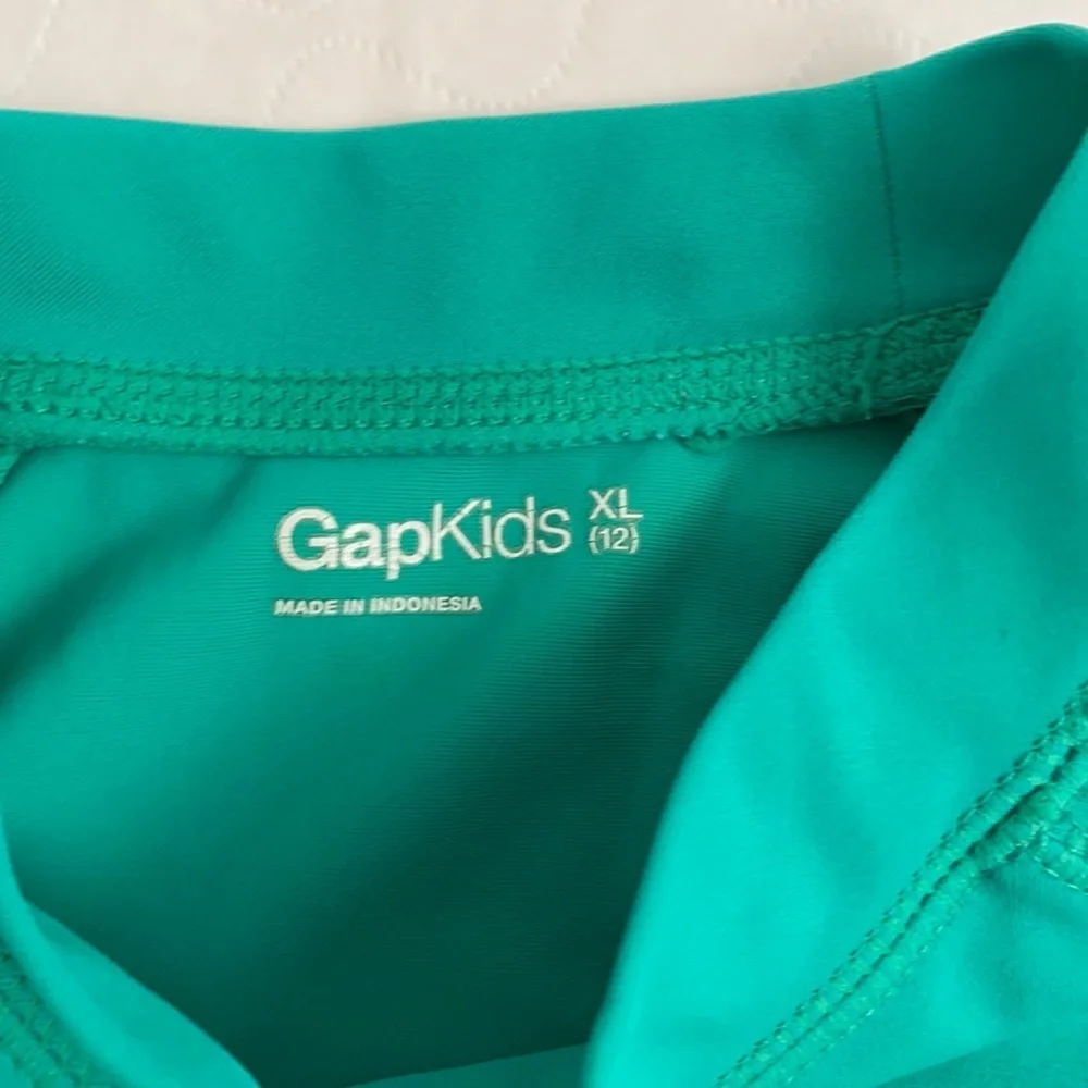 Gap green short sleeve skull rash guard XL
